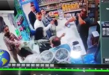 Miembro del Basij arroja yogur sobre la cabeza de dos mujeres que no llevan sus hiyabs, en una tienda de comestibles