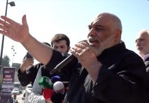 Bülent Yıldırım, presidente de la ONG turca IHH, llama a los estadounidenses a salir a las calles contra su “régimen fascista, racista y de Apartheid” y agrega: “Necesitamos un bloqueo de Israel para recobrar al embajador turco; Israel se ahogará en una cucharada de agua”
