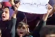 Residentes desplazados de Gaza realizan manifestaciones contra Hamás, sostienen carteles que llaman a liberar a los rehenes israelíes y cantan: ¡El pueblo quiere poner fin a la guerra! ¡Queremos volver a casa!