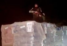 La Fuerza de Defensa Civil Palestina del Ministerio del Interior de Hamás asegura un convoy de ayuda humanitaria que se dirige al norte de Gaza