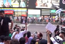 Manifestantes en Times Square protestan luego de la eliminación del líder de Hamás Ismail Haniyeh y del líder militar de Hezbollah Fuad Shukr, ondean banderas de Hamás, de Izz Al-Din Al-Qassam y de Hezbollah y corean el cántico: ¡El mártir es amado por Alá! ¡Israel es el enemigo de Alá!