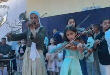 Estudiantes ofrecen un concierto de coro y violín para más de 1500 personas en la ciudad de Gaza, organizado por el Conservatorio Nacional de Música Edward Said, filial Gaza.