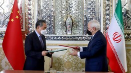  El canciller chino Wang Yi junto al canciller iraní Mohammad Javad Zarif. (Fuente: agencia de noticias Wana)