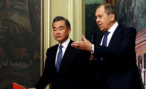 El canciller ruso Sergei Lavrov junto a su homólogo chino Wan Yi (Fuente: Inosmi.ru)