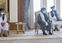 El delegado emir talibán afgano mulá Abdul Ghani Baradar se reúne con el emir qatarí Tamim bin Hamad Aal-Thani el día 13 de septiembre, 2020.[1] (Fuente: Agencia de Noticias de Qatar) En el santuario interior de sus palacios, la familia real de Qatar pronto podrá celebrar el exitoso derrocamiento que realizaran los talibanes al gobierno democráticamente electo de Afganistán, a quienes la familia real de Qatar ha apoyado durante muchos años. Qatar ha desempeñado este papel de silencio cauteloso mientras que en los últimos dos años se ha hecho pasar como mediador entre el gobierno democráticamente electo de Afganistán y los talibanes que, gracias al apoyo de Qatar,[2] siempre ha tenido el dinero suficiente para pagarle mejor a los combatientes talibanes que las fuerzas de seguridad y de defensa nacional afganas apoyadas por los Estados Unidos-(ANDSF/siglas en inglés).[3] Un cable del año 2009 firmado por la entonces secretaria de Estado Hilary Clinton leía lo siguiente: "El nivel general de cooperación antiterrorista de Qatar con los Estados Unidos se considera el peor de la región".[4] El ex-presidente de los Estados Unidos Donald Trump fue quien le permitió a Qatar desempeñar el papel de mediador y negociar el acuerdo pautado el 29 de febrero, 2020. Pero este acuerdo, irónicamente, no fue en lo absoluto entre las dos partes afganas - el gobierno democráticamente electo y los talibanes - fue un acuerdo entre los talibanes y los Estados Unidos, mientras que el gobierno legítimo de Afganistán fue excluido de este acuerdo por el gobierno federal. Los talibanes y los Estados Unidos juntos, ambos presionando al presidente Ghani para que compartiera el poder en la posición que este obtuvo en las elecciones democráticas, que los talibanes intentaron y fracasaron subvertir a través de la violencia.[5] La administración Biden ha respaldado plenamente la política de Trump de aceptar a Qatar como el principal mediador[6] y presionar al presidente Ghani para que renuncie a la autoridad que este obtuvo en las elecciones, tal como se muestra en una carta escrita por el secretario de Estado de los Estados Unidos Antony Blinken, dirigida al presidente Ghani, que el medio de comunicación afgano Tolo News publicó el 8 de marzo.[7] La administración Biden apoyó además al Representante Especial de Trump para la Reconciliación de Afganistán Zalmay Khalilzad, como mediador no-partidista, a pesar de que este era conocido por su acercamiento a los talibanes desde hace mucho tiempo.[8] En el pasado, Khalilzad ha estado más involucrado con los talibanes, reuniéndose con ellos en hoteles de lujo a finales de la década de los años 1990 para discutir asuntos que incluyen "su entusiasmo compartido por un acuerdo a un oleoducto propuesto por billones de dólares" y presentándolos como alternativa aceptable a Irán en un editorial publicado en 1996. Además, la administración Biden copió la táctica contraproducente de la administración Trump de exigir solo una "reducción de la violencia" durante un período corto en lugar de exigir un alto el fuego total. El Representante especial para la reconciliación de Afganistán Zalmay Khalilzad junto al cofundador de los talibanes mulá Abdul Ghani Baradar Se sabe desde hace años que Qatar apoya a las organizaciones y movimientos terroristas islamistas y yihadistas incluso cuando este alberga simultáneamente la base estadounidense CENTCOM para sus propios intereses de supervivencia.[9] Tal como lo dijo Richard Clarke, asesor antiterrorista de los presidentes Clinton y H.W. Bush: "Siempre supimos que Qatar era un problema",[10] pero muy poco sabían las administraciones estadounidenses, porque Qatar estuvo directamente involucrado en permitir los ataques del 11-S. Sin embargo, tanto las administraciones Trump como la de Biden prefieren ignorar esto. Qatar le concedió refugio y protección a Khalid Sheikh Muhammad (KSM) en el Departamento de Aguas del municipio Doha. KSM fue el cerebro de los ataques del 11-S, participó en la planificación de lo que ahora se llama el complot "Bojinka" con el propósito de atentar contra 11 aviones comerciales estadounidenses sobre el Océano Pacífico entre los años de 1994-1995, en la planificación para asesinar al Papa y a los ex-presidentes Carter y Clinton[11] y estuvo relacionado al atentado contra las Torres Gemelas (World Trade Center) en 1993. Según Richard Clarke, cuando el gobierno estadounidense fue a arrestar a KSM en Qatar en 1996 y le dio aviso previo solamente al emir de Qatar, KSM desapareció en cuestión de horas, solo para reaparecer cinco años después como el cerebro del 11-S. Tal como escribió el propio Clarke: "Si los qataríes nos hubiesen entregado a KSM tal como se solicitó en 1996, el mundo pudo haber sido un lugar muy diferente".[12] Según un testimonio en una audiencia realizada el 11 de marzo, 2003 ante el Subcomité de Supervisión e Investigaciones del Comité de Servicios Financieros de la Cámara de Representantes de los Estados Unidos,[13] Qatar Charitable Society (QCS), una importante organización benéfica en Qatar con acceso a los niveles más altos del gobierno de Qatar, ha desempeñado un papel muy importante en la financiación de grupos yihadistas, incluyendo a Al-Qaeda.[14] En septiembre, 2001 el mes de los ataques del 11-S, el boletín oficial de QCS publicó un artículo titulado "¡Yihad es la solución!" citando el Corán 9:41, que dice: "Te movilizarás fácilmente, ligero o pesado y combatirás con tu dinero y tu vida por la causa de Alá. Esto es mejor para ti, si supieras".[15] QCS fue nombrado por primera vez como un importante conductor financiero de Al-Qaeda en los procedimientos judiciales relacionados con los atentados del año 1998 contra las embajadas de Estados Unidos en Kenia y Tanzania. El ex-miembro de Al-Qaeda y testigo del gobierno Jamal Al-Fadl testificó la forma cómo trabajó estrechamente con QCS en 1993 y dijo del director de QCS Dr. Abdullah Mohamd Yousef: "El individuo (Yousef), dirige un grupo, es uno de nuestros miembros, uno del grupo de Al-Qaeda y también es miembro del Frente Nacional Islámico sudanés y este se encontraba en Afganistán. Así que ayudó a nuestro pueblo con los documentos de viaje y también si llegaba algo de dinero del área del Golfo para la organización, este le obsequia al grupo algo de ese dinero".[16] Una publicación más reciente en el portal de QCS, que desde ese entonces cambió de nombre a Qatar Charity, lee: "la organización benéfica Sadaqa para el interés público de los musulmanes, tales como la construcción de mezquitas donde se necesiten y el gasto en las áreas del yihad por el amor a Alá el Todopoderoso, es recompensado de una manera que nadie conoce sino Alá el Todopoderoso, quien dijo en el Corán 61: 10-11: '¡Oh, creyentes! ¿Debo guiarlos a un intercambio que los salvará de un doloroso castigo? Es tener fe en Alá y Su Mensajero y librar el yihad por el bien de Alá con sus riquezas y sus vidas. Eso es lo mejor para ustedes, si tan sólo supieran'".[17] En Gaza, Qatar ha desempeñado el mismo papel que tuvo con los talibanes en Afganistán. Desempeñando el gobierno de Israel el papel de los Estados Unidos, permitiéndole a Qatar impulsar, según fuentes oficiales de Qatar, más de $ 1.5 billones a Hamás, aparentemente para el bienestar de la población, pero en realidad para construirse a sí mismo como una potencia militar con 15.000 misiles y una elaborada red de túneles subterráneos. Aquí nuevamente, Qatar jugó el papel de mediador falso con el propósito de lograr algún tipo de paz temporal luego que los dos partes se hubiesen agotado por sí mismos en un intercambio de atentados y ataques con misiles. Después de la guerra, el nuevo gobierno de Israel excluyó a los qataríes del proceso durante algún tiempo. Qatar, un importante partidario de la Hermandad Musulmana, incluso estaba dispuesto a hacerse la vista gorda ante la lucha de Egipto en contra de la Hermandad Musulmana para ganarse la buena voluntad de Egipto para que Qatar pudiera continuar apoyando a Hamás a través del cruce entre Egipto y Gaza. En Sudán, el canal del gobierno de Qatar Al-Jazeera, que sirve a la organización de la Hermandad Musulmana como portavoz de propaganda, intentó recientemente incitar grandes manifestaciones contra el nuevo gobierno democrático pro-occidental a favor de los islamistas encabezados por el dictador islamista Omar Al-Bashir, quien ahora está en proceso de ser juzgado en la Corte Penal Internacional. Este es solo uno de los casos en los que Qatar ha desempeñado este papel sigiloso de subversión pro-islamista. Esta vez fracasaron, pero seguirán apoyando a los islamistas siempre que estos puedan. Al-Jazeera, el canal de televisión oficial de Qatar, funciona como herramienta de organización y reclutamiento para las organizaciones terroristas yihadistas. Además de transmitir los discursos de Osama bin Laden, el 10 de julio, 2001, dos meses antes del 11-S, Al-Jazeera transmitió un programa especial sobre bin Laden en el que el presentador del programa y la mayoría de las personas que llamaron elogiaron a bin Laden. Además, al portavoz de Al-Qaeda Suleiman Abu-Gheith, se le permitió llamar y pronunciar un largo discurso, presentando seis puntos y pidiendo a miles de musulmanes que se unan a Al-Qaeda, diciendo: "Me gustaría decir que hoy la nación necesita, en primer lugar, 12.000 jóvenes muyahidines reclutados para defender la religión".[18] El corresponsal de Al-Jazeera Tayseer Aloni fue condenado en España en el año 2005 a 7 años de prisión por contrabandear dinero a Al-Qaeda.[19] Al-Jazeera permitió que un jeque, quien es partidario del Estado Islámico, jurara lealtad en una transmisión en vivo al entonces líder del Estado Islámico Abu Bakr Al-Bagdadí.[20] Esta le permitió al terrorista Anis Al-Naqqash, llamar a perpetrar ataques terroristas contra las instalaciones petroleras estadounidenses, también en una transmisión en vivo.[21] Primero en el año 2013 y luego nuevamente en el año 2015 durante dos horas completas. El canal entrevistó dos veces a Muhammad Al-Joulani, líder de la organización Jabhat Al-Nusra, que se separó de Al-Qaeda en Siria[22]. Según una demanda presentada recientemente por elementos de la oposición siria en Londres contra el régimen de Qatar, el emirato también financió a la organización Jabhat Al-Nusra con cientos de millones de dólares[23]. Uno de los líderes más destacados de la Hermandad Musulmana, el jeque Yousuf Al-Qaradhawi, ha estado operando durante años desde Qatar y bajo su égida. Qatar también acogió al estudioso hindú deobandi musulmán y partidario del Estado Islámico Salman Al-Nadwi después de haber sido expulsado de Omán[24]. En mayo del año 2021, el ex-presidente iraní Mahmoud Ahmadinejad dijo que el entonces emir de Qatar, jeque Hamad Bin Khalifa Aal Thani, pagó en el año 2012, 57 millones de dólares a un grupo armado en Siria por la liberación de 57 agentes del Cuerpo de la Guardia Revolucionaria Islámica (CGRI).[25] El emir qatarí Aal Thani abraza a Yousuf Al-Qaradhawi. Los billones de Qatar han apuntalado al régimen islamista del presidente de Turquía Recep Tayyip Erdogan, proporcionando canjes en deudas y efectivo, incluyendo unos 25.000 millones de dólares en inversiones en los últimos años,[26] que han protegido a Erdogan de las consecuencias políticas y económicas de sus propias políticas y han diluido el efecto producido por las sanciones estadounidenses. Este apoyo facilita las expediciones militares y las conquistas del presidente Erdogan en Nagorno-Karabaj, el norte de Siria, el norte de Irak y Libia, además de permitir que su gobierno mantenga su popularidad a nivel nacional evitando que la tambaleante economía del país colapse en su totalidad. Todos los medios de comunicación sabían que durante años, combatientes extranjeros que viajaban desde todo el mundo con el fin de unirse al Estado Islámico pensaban pasar por Turquía. Después que Turquía ocupara el norte de Siria, las áreas bajo su control se convirtieron en refugio seguro, gobernado y protegido por Turquía, para los terroristas yihadistas del grupo Hay'at Tahrir Al-Sham (HTS) y otros grupos. El alcance de la "sigilosa" subversión pro-islamista de Qatar, que no es tan sigilosa, es asombroso. Este pequeño y muy rico estado es gran patrocinador de un tipo específico de islamismo - el tipo yihadista. ¿Por qué, entonces los Estados Unidos tolera tal nivel de financiación por Qatar en apoyar a malos actores regionales que son, uniformemente, oponentes abiertos de los Estados Unidos? ¿Por qué Estados Unidos apoyaría a un agente de subversión antioccidental y antiestadounidense así, en contra de sus propios intereses, a fin de desestabilizar a los regímenes democráticos pro-estadounidenses? De hecho, los qataríes no crearon a los talibanes. Más bien, fue Pakistán y sus Servicios de Inteligencia Internos (SII) los que lo crearon, equiparon y los guiaron militarmente en contra de los Estados Unidos, mientras que durante décadas siguieron disfrutando del estatus de aliado de los Estados Unidos. Esto puede ser cierto, pero fue solo gracias a Qatar que los talibanes pudieron crecer hasta lo que es su fuerza actual de ser la potencia más fuerte de Afganistán. Además, la existencia de la base aérea estadounidense Al-Udeid en Qatar le da a Doha cierta tolerancia estadounidense, pero esto se debe solo a que el liderazgo militar estadounidense no comprende la totalidad de la situación estratégica. Al parecer, estos están convencidos de que Qatar le está haciendo un favor a los Estados Unidos al albergar la base. Lo cierto es que Estados Unidos pudiera tener su base en otros países, tales como Arabia Saudita o los Emiratos Árabes Unidos, de forma gratuita. De hecho, es Estados Unidos quien defiende la supervivencia misma de Qatar manteniendo su base en ese lugar. Tampoco se pueden descartar las operaciones de influencia de Qatar directamente dentro de los propios Estados Unidos, comprando amigos e influencia en el Corredor Acela, donde se mueve y vive la élite de Washington.[27] Existe un elemento adicional en juego aquí. Si bien Qatar apoya a los terroristas de la ultraderecha, incluyendo los de Al-Qaeda y el EIIS, a menudo apoya a organizaciones, estados e individuos que son extremistas pero que no alcanzan, apenas, las designaciones de terroristas occidentales. Y toda la forma en que funciona Qatar - utilizando dinero para comprar influencias para promover una agenda ideológica y política - es algo que a menudo Washington descarta. Nosotros nos sentimos más cómodos con la amenaza de bombas y drones que con la amenaza de narrativas e ideas. Desde el final de la Guerra Fría, Estados Unidos y Occidente en general se han sentido incómodos con las dimensiones ideológicas de la política y diplomacia. Este desamarre occidental y la falta de confianza contrastan fuertemente con el trabajo ideológico seguro y agresivo no solo de Doha, sino de Erdogan, Putin y Xi.[28] Sin embargo, el hecho de que no comprendamos totalmente las consecuencias del poder blando ideológico hostil y vacilemos en nuestra respuesta no debería cegarnos ante el hecho de que esta subversión está realmente sucediendo. Sin embargo, el caso de Qatar se destaca porque no solo apoya los movimientos islamistas antiamericanos, sino que también apoya a las organizaciones terroristas violentas que han causado estragos en los Estados Unidos y han derramado mucha sangre estadounidense. ¿Cuánto tiempo puede continuar dicha política? *Yigal Carmon es presidente de MEMRI. A. Smith es Director del Proyecto Estudios de los Medios de Comunicación Turcos en MEMRI. [1] Dawn.com/news/1579481, 14 de septiembre, 2020. [2] Si bien Qatar ha servido de apoyo financiero a los talibanes, el grupo es originalmente una creación paquistaní. [3] Wired.com/2010/07/taliban-pays-its-troops-better-than-karzai-pays-his, 26 de julio, 2010. [4] Wikileaks.org/plusd/cables/09STATE131801_a.html, 30 de diciembre, 2009. [5] State.gov/wp-content/uploads/2020/02/Agreement-For-Bringing-Peace-to-Afghanistan-02.29.20.pdf, 29 de febrero, 2020. [6] State.gov/joint-statement-on-the-extended-troika-on-peaceful-settlement-in-afghanistan, 30 de abril, 2021 [7] Tolonews.com/afghanistan-170509, 8 de marzo, 2021; Tolonews.com/pdf/02.pdf, consultado el 12 de julio, 2021. [8] Washingtonpost.com/archive/opinions/1996/10/07/afghanistan-time-to-reengage/300b1725-8d30-4b98-a916-03f7b588bb2c, 7 de octubre, 1996. Washingtonpost.com/archive/politics/2001/11/23/afghan-roots-keep-adviser-firmly-in-the-inner-circle/c6b9faad-b756-452e-920d-fc8af39dfcdd, 23 de noviembre, 2001. [9] Véanse los informes y BMD de MEMRI: Reconocido 'pero no legítimo: Una alianza de la Hermandad Musulmana de Turquía y Qatar logró obtener reconocimiento internacional por un gobierno islamista libio usurpador, 24 de julio, 2020; Apreciado señor Presidente: Usted no puede destruir la economía turca, tal como advirtió, porque su falso aliado, Qatar, salvará a Turquía una vez más de sus sanciones, 11 de octubre, 2019; Negociaciones entre Estados Unidos y los talibanes: Trampa mortal de Qatar, 1 de septiembre, 2019; Qatar y el síndrome norteamericano, 9 de marzo, 2018; Cut Off Qatar, 4 de marzo, 2018; Qatar, el emirato que los engaña a todos y a sus facilitadores, 18 de enero, 2018; Se retuerce Qatar de dos caras, pero no deberían ser los únicos, 2 de junio, 2017; Currículos escolares de Qatar promueven el yihad y el martirio, 25 de mayo, 2021; Artículo en diario qatarí elogia a la terrorista palestina Dalal Al-Mughrabi: Ella fue 'la más valiente y noble de las mujeres' y modelo del feminismo, 23 de marzo, 2021. [10] Nydailynews.com/opinion/knew-qatar-trouble-article-1.3306729, 6 de julio, 2017. [11] Govinfo.gov/content/pkg/GPO-911REPORT/pdf/GPO-911REPORT-11.pdf, consultado el 9 de julio, 2021; Govinfo.gov/content/pkg/CHRG-110hhrg38765/html/CHRG-110hhrg38765.htm, 8 de noviembre, 2007; Justice.gov/opa/pr/fact-sheet-prosecuting-and-detaining-terror-suspects-us-criminal-justice-system, 9 de junio, 2009. [12] Nydailynews.com/opinion/knew-qatar-trouble-article-1.3306729, 6 de julio, 2017. [13] Books.google.co.il/books?id=GO-uIQJXRJ4C&pg=PA95&dq=alasr.ws&hl=iw&sa=X&ved=2ahUKEwiH5f74zNrxAhVT_7sIHaXYAS AQ6AEwAnoECAUQAg#v=onepage&q=qatar&f=false, consultado el 13 de julio, 2021. [14] El testimonio dijo que Qatar era una de las tres organizaciones benéficas que "desempeñaron un papel fundamental en la infraestructura terrorista árabe-afgana lavando dinero procedente de cuentas bancarias pertenecientes a bin Laden y sus simpatizantes patrocinadores en el Golfo Arábigo, proporcionando empleo y documentos de viaje a Al-Qaeda en todo el mundo y ayudando a 'mover fondos hacia áreas donde Al-Qaeda llevó a cabo operaciones... bin Laden dejó órdenes permanentes de mantener todas las transacciones que involucren a los grupos caritativos solo en dinero en efectivo; por este método, estas ONG fueron manipuladas de lavanderías secretas para hacer que la red financiera de Al-Qaida fuese prácticamente invisible. Las organizaciones benéficas crearían luego documentación falsa para los huérfanos o refugiados hambrientos. De hecho, según algunos ex-empleados de estas organizaciones, más del 50% de su total de fondos fueron desviados secreta y directamente a Al-Qaida y a Usama bin Laden". El líder yihadista Abdullah Azzam era miembro del Consejo de Coordinación Islámica (CCI), un organismo coordinador de grupos caritativos musulmanes del cual QCS formaba parte. Según se informa, QCS está siendo financiado principalmente por fuentes oficiales y posee "contactos fundamentalistas muy fuertes y de larga data dentro del propio gobierno de Qatar". En octubre del 2002, según testimonio, el entonces emir de Qatar, Shaykh Hamad bin Khalifa Aal Thani y el canciller de Qatar Shaykh Hamad bin Jassem bin Jabr Aal Thani, invitaron al entonces Presidente de QCS Shaykh Abdul Aziz bin Abdulrahman Aal Thani, a unirse a ellos en una reunión con el entonces Alto Comisionado de las Naciones Unidas para la Ayuda Humanitaria Ruud Lubbers. [15] Books.google.co.il/books?id=GO-uIQJXRJ4C&pg=PA95&dq=alasr.ws&hl=iw&sa=X&ved=2ahUKEwiH5f74zNrxAhVT_7sIHaXYASAQ6AEw AnoECAUQAg#v=onepage&q=qatar&f=false, consultado el 13 de julio, 2021. [16] Books.google.co.il/books?id=GO-uIQJXRJ4C&pg=PA95&dq=alasr.ws&hl=iw&sa=X&ved=2ahUKEwiH5f74zNrxAhVT_7sIHaXYASAQ6AEwA noECAUQAg#v=onepage&q=qatar&f=false, consultado el 13 de julio, 2021. [17] Webcache.googleusercontent.com/search?q=cache:_4DxpoTT3LsJ:https://www.qcharity.org/ar/qa/zakat/fatwa/details%3FSid%3D11709 +&cd=8&hl=en&ct=clnk&gl=us, consultado el 13 de julio, 2021. [18] Véase la serie de MEMRI Despacho Especial No. 319 - Terrorismo en los Estados Unidos (30) Retrospectiva: Especial de bin Laden sobre Al-Jazeera dos meses antes del 11-S, 24 de diciembre, 2001. [19] Aljazeera.com/news/2012/3/12/freed-al-jazeera-journalist-returns-to-doha, 12 de marzo, 2012. [20] Véase el video del portal MEMRI TV No. 4585 - Estudioso islámico promete lealtad al emir del EIIS Abu Bakr Al-Bagdadí en vivo en el canal de televisión Al-Jazeera, 4 de noviembre, 2014. [21] Véase el video del portal MEMRI TV No. 101 - Terrorista Anis Al-Naqqash le pide al canal de televisión Al-Jazeera TV que promueva ataques contra las instalaciones petroleras estadounidenses, 6 de junio, 2004. [22] Véase la serie de MEMRI Investigación y Análisis No. 1528 - Al-Jazeera desenmascarado: El islam político como brazo mediático del estado de Qatar, 12 de agosto, 2020. [23] Thetimes.co.uk/article/qatar-funnelled-millions-of-dollars-to-nusra-front-terrorists-in-syria-x5rnbsr3l, 4 de junio, 2021. [24] Véase el video del portal MEMRI TV No. 6216 - Omán deporta al clérigo hindú Salman Al-Nadwi a Qatar luego que arremetió contra el rey saudita y el presidente de los Estados Unidos, 19 de septiembre, 2017. [25] Thearabweekly.com/ahmadinejad-reveals-qatar-paid-ransom-irgc-fighters-2012, 3 de mayo, 2021. [26] Véase la serie de MEMRI Despacho Especial No. 9069 - Prensa opositora turca reacciona ante los acuerdos firmados en la reunión Turquía-Qatar: 'Lo que se le está entregando a Qatar es el honor de la ciudadanía de Turquía'; 'una enorme nación de 83 millones de personas está siendo arrebatada en un pleito demente por una tribu cuya población es de 300.000 habitantes', 3 de diciembre, 2020. [27] En agosto, 2018 Brookfield Property Partners, una empresa en la que el gobierno de Qatar es su segundo mayor inversor, tomó un contrato de arrendamiento por un periodo de 99 años, pagando el alquiler completo por adelantado, en la muy endeudada zona 666 Fifth Avenue, propiedad de la familia de Jared Kushner. En diciembre, 2020 los senadores estadounidenses Ron Wyden (D-OR) y Joaquín Castro (D-TX) iniciaron una investigación sobre si Jared Kushner le "aconsejó a Donald Trump que apoyara un bloqueo contra Qatar mientras Kushner Companies buscaba un rescate de un billón de dólares de Qatar y posiblemente otros funcionarios del Medio Oriente, por la propiedad en 666 Fifth Avenue". Nytimes.com/2018/08/03/nyregion/kushners-building-fifth-avenue-brookfield-lease.html, 3 de agosto, 2018; Finance.senate.gov/ranking-members-news/wyden-castro-launch-investigation-into-kushner-conflicts-of-interest-influence-on-us-foreign-policy, 9 de diciembre, 2020. [28] Cabe destacar que Qatar también compró dos sistemas de misiles balísticos de corto alcance SY400 de China en el año 2017. Un medio de comunicación militar chino también informó que China estuvo entrenando personal de las fuerzas armadas de Qatar, entre otros países. Ipdefenseforum.com/2018/02/china-sells-advanced-weapons-to-qatar-showing-support-for-shunned-nation, 1 de febrero, 2018; Twitter.com/JosephHDempsey/status/942572404282445824, 17 de diciembre, 2017; véase la serie de MEMRI Despacho Especial No. 9443 - Medio de comunicación militar popular chino 'Military Express': 'El entrenamiento de oficiales de China para los ejércitos extranjeros es un medio muy importante para realizar su estrategia exterior', 13 de julio, 2021.