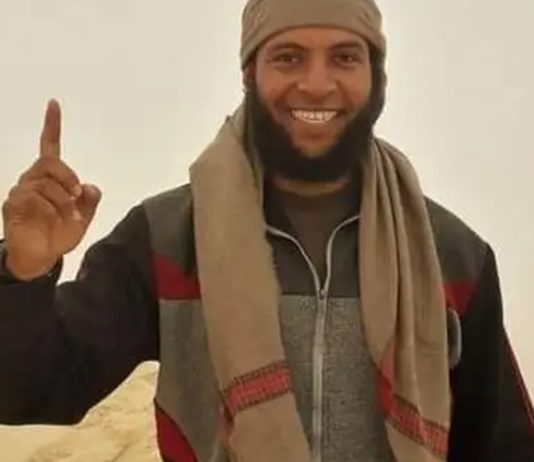 El 26 de marzo del presente año 2022, el canal de televisión saudita Al-Arabiya informó, citando fuentes egipcias, que las fuerzas armadas egipcias y la Unión de Tribus del Sinaí frustraron un intento por parte de varios agentes del EIIS de infiltrarse en el Sinaí desde territorio en Gaza, asesinando a tres de los agentes y capturando a otros tres. Uno de los agentes asesinados fue identificado como Mus'ab Mutawa', también conocido como Abu Jamil Al-Ghazzawi. Este es hijo de Jamil Mutawa', quien está a cargo de las fundaciones benéficas de Hamás en Khan Younis y de Jamila Al-Sinwar, hermana de Yahya Al-Sinwar, jefe del buró político de Hamás en Gaza.[1] Mus'ab Mutawa' fue anteriormente comandante del ala militar de Hamás, pero hace dos años se informó que se había unido al EIIS en el Sinaí.[2] Tras la noticia de su asesinato, la periodista egipcia Amira Khawasek publicó un artículo en el diario Al-Yawm Al-Sabi', en el que mencionaba otros ataques terroristas contra Egipto que algunos elementos egipcios le atribuyeron a Hamás. Ella afirmó que los vínculos de Mus'ab Mutawa tanto con Hamás como con el EIIS prueban que "el EIIS, Hamás y la Hermandad Musulmana son iguales en su depravación y crímenes, y no difieren en lo absoluto". Mus'ab Mutawa' (Fuente: Alarabiya.net, 26 de marzo, 2022) Lo siguiente son extractos traducidos de su artículo:[3] “El viernes pasado 25 de marzo del 2022, mientras los egipcios se reunían en torno a su equipo nacional de fútbol para apoyarlo en el partido a jugarse entre Egipto y Senegal, un agente del EIIS penetró la frontera egipcia en el Sinaí. Este contaba con la creencia obsoleta que afirma de que existen ocasiones en las que todo el mundo está preocupado y distraído, por ejemplo durante el iftar (la comida que rompe el ayuno del día) en Ramadán o cuando nuestro equipo de fútbol tiene que jugar un partido importante… Pero, para su sorpresa, el heroico ejército egipcio estuvo atento y alerta... y, aunque la mayoría de los egipcios estaban de hecho ocupados viendo el importante partido, el terrorista no logró infiltrarse en el Sinaí y fue asesinado. "Probablemente todos recordamos los despreciables y traicioneros crímenes terroristas en los que cayeron oficiales y soldados egipcios, incluyendo la primera masacre en Rafah el día 5 de agosto del año 2012, en la que murieron 16 oficiales y soldados durante el llamado a los rezos del Ramadán[4] y la segunda masacre en Rafah el día 15 de agosto del año 2013, en la que 25 personas fueron martirizadas.[5] Pero estos dos incidentes no fueron los únicos. Hasta el 2017, hubo más de 45 ataques contra el ejército egipcio y todavía este es visto como objetivo… "Tal como fue mencionado, el reciente complot terrorista fue frustrado y el peligroso agente Mus'ab Mutawa', fue asesinado tratando de unirse a otros agentes que se escondían como ratones en sus madrigueras. "La segunda sorpresa en ese mismo incidente fue... el importante papel que jugaron los grupos pertenecientes a la Unión de Tribus del Sinaí, que acosaron algunas de las posiciones donde agentes del EIIS se escondían en el área de Shibana al sur de Rafah, los combatieron, asesinaron a tres de los terroristas y entregaron a otros tres al ejército egipcio. Esto muestra que existe una colaboración nacional dedicada e impresionante entre las tribus del Sinaí y el ejército. "La tercera sorpresa fue que el terrorista Mutawa' era hijo de Jamil Mutawa', un funcionario perteneciente a las fundaciones benéficas de Hamás a cargo de recolectar donativos y caridad en Khan Younis y sobrino de Yahya Al-Sinwar, el líder del movimiento Hamás y jefe de su buró político en Gaza. Esto prueba que el EIIS, Hamás y la Hermandad Musulmana son iguales en su depravación y crímenes y no difieren de ninguna manera. De hecho, constituyen una sola entidad, inclusive con nombres diferentes. Yo le digo esto a aquellos que afirman repetidamente que el EIIS es diferente de la Hermandad Musulmana y Hamás. La verdad es que todos son unos criminales inmundos y asesinos que derraman sangre inocente..." [1] Alarabiya.net, Facebook.com/ sohaibjamilmahmoud, 26 de marzo, 2022. Véase también el informe del PSATY en MEMRI - Sobrino del líder de Hamás Yahya Sinwar, quien supuestamente se unió al Estado Islámico (EIIS) en el Sinaí, fue presuntamente asesinado por el ejército egipcio, 27 de marzo, 2022. Según el informe sobre Al-Arabiya, el hermano de Mus'ab, Suhaib Mutawa', también se unió al EIIS. [2] I24news.tv, 22 de marzo, 2020. [3] Al-Yawm Al-Sabi', 27 de marzo, 2022. [4] Elementos en Egipto responsabilizaron a Hamás por dicho ataque. Para más información sobre este suceso, véanse los informes de MEMRI: Despacho Especial No. 4920 - Funcionarios egipcios y periodistas responsabilizan a Hamás del ataque contra tropas en Rafah – 29 de agosto, 2012; Serie Investigación y Análisis No. 1003 - Hamás involucrado en luchas internas egipcias, 31 de julio, 2013; Serie Investigación y Análisis No. 1106 - La postura de Egipto sobre el conflicto de Gaza refleja el conflicto entre su odio por Hamás y su solidaridad con los palestinos - 24 de julio, 2024. [5] Elementos en Egipto también responsabilizaron a Hamás por este ataque, ya que los tres perpetradores eran oriundos de Gaza y dos de ellos fueron previamente miembros del ala militar de Hamás. Véase masrawy.com, 8 de julio, 2017.
