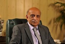 Pakistański wicekanclerz na promocji swojej książki o 11 Września: “USA i rząd brytyjski są kontrolowani przez wielką klikę rodzin bankierskich, które… manipulują każdym z nas przez wkładanie mikroczipów w nasze mózgi”