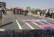 Dzień Al-Kuds w Basrze w Iraku: policjant iracki pali flagę USA, skanduje „Śmierć Ameryce”