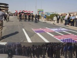 Dzień Al-Kuds w Basrze w Iraku: policjant iracki pali flagę USA, skanduje „Śmierć Ameryce”