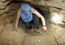 W związku z egipską walką z tunelami Hamasu autor egipski wzywa do powiązania zbliżenia z Hamasem ze zniszczeniem tuneli