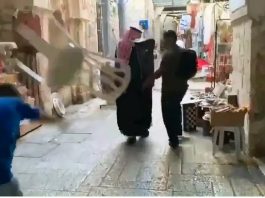 Saudyjscy użytkownicy Twittera reagują na napaść na proizraelskiego blogera w meczecie Al-Aksa: To jest prześladowanie i niewdzięczność; mamy prawo do normalizowania stosunków z Izraelem; dozór Jordanii nad meczetem Al-Aksa powinien zostać zakończony