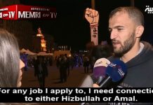 Protestujący szyita w Bejrucie niszczy kartę członkowską Hezbollahu i skarży się: Umieramy z głodu; Hezbollahu i Amal to nie obchodzi; Ich krytyków oskarża się o kolaborację z Izraelem