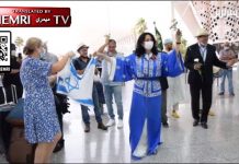Izraelscy turyści przywitani przez tradycyjnych muzyków, kiedy pierwszy izraelski samolot ląduje w Marrakeszu w Maroku
