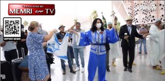 Izraelscy turyści przywitani przez tradycyjnych muzyków, kiedy pierwszy izraelski samolot ląduje w Marrakeszu w Maroku