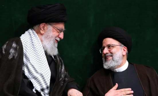 Po lewej, irański najwyższy przywódca, Ali Chamenei; po prawej, irański prezydent, Ebrahim Raisi (Źródło: Eghtesadnews.com, 24 czerwca 2021)