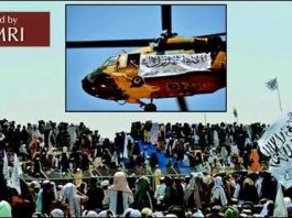 Zdjęcia: afgańscy talibowie świętują militarną klęskę Ameryki, organizują radosne imprezy i symboliczne pogrzeby Ameryki i innych krajów NATO Na zwycięskiej imprezie w Kandaharze afgańscy talibowie lecą helikopterem z afgańską flagą (Roznama Express, 2 września 2021).