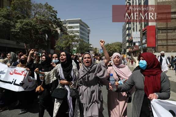 Kobiety protestują w Kabulu; zdjęcie tweetowane przez dziennikarza Dżamaluddina Mousaviego