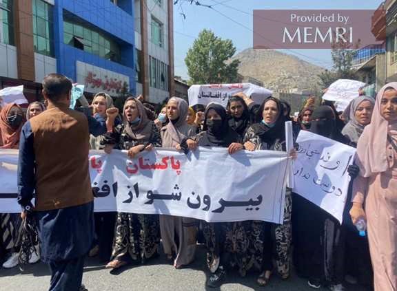 "Pakistan! Wynoś się z Afganistanu" brzmi napis na transparencie na antypakistańskim proteście w Kabulu; zdjęcie tweetowane przez dziennikarza Habiba Khana.