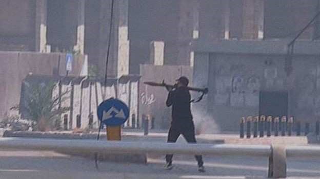 Proirański “protestujący” używa wyrzutni rakietowej w Bejrucie 14 października 2021 r.