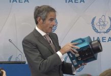 Runda siódma w wiedeńskich rozmowach nuklearnych: Iran 1, USA 0 Dyrektor generalny MAEA, Rafael Grossi, pokazuje kamerę monitorującą MAEA. Źródło: Unmultimedia.org, 17 grudnia 2021.