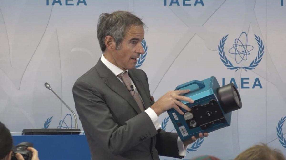 Dyrektor generalny MAEA, Rafael Grossi, pokazuje kamerę monitorującą MAEA. Źródło: Unmultimedia.org, 17 grudnia 2021.
