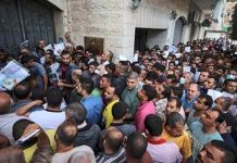 Dziennikarz z Gazy: Oficjele Hamasu i Islamskiego Dżihadu głoszą wojownicze hasła, ignorują trudną sytuację Gazańczyków i dążą do własnych, osobistych interesów Palestyńczycy starający się o pracę w Izraele, tłoczą się przy Izbie Handlowej w północnej Gazie (Źródło: Al-Ayyam (PA), 7 października 2021)