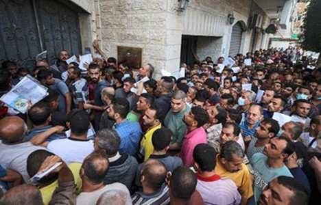 Palestyńczycy starający się o pracę w Izraele, tłoczą się przy Izbie Handlowej w północnej Gazie (Źródło: Al-Ayyam (PA), 7 października 2021)