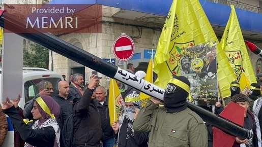 Aktywista niosący rakietę z napisem “Więźniowie Wolności” (źródło: Facebook.com/TuquOline, 30 grudnia 2021)