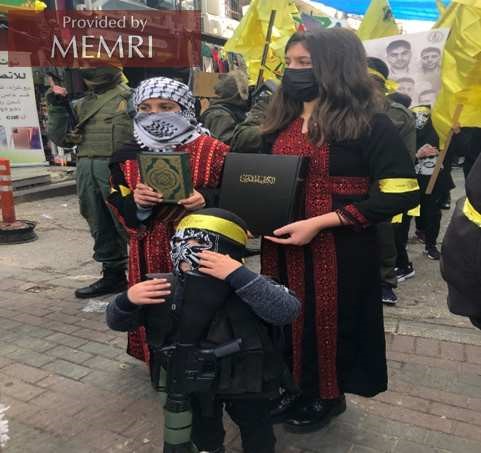 Dzieci niosą Koran i broń na wiecu Fatahu Ramallah (źródło: Facebook.com/profile.php?id=100006496152908, 30 grudnia 2021)