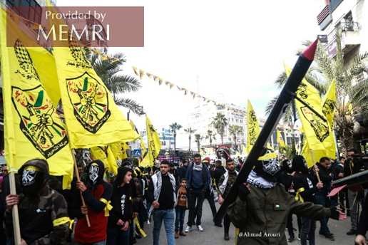 Na wiecu Fatahu w Ramallah aktywiści w mundurach niosą modele rakiet (źródło: Facebook.com/ahmad.khaseeb.50, 30 grudnia 2021)