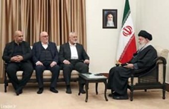 Irański najwyższy przywódca Ali Chamenei spotyka się z szefem biura politycznego Hamasu Ismailem Haniją i innymi wyższymi funkcjonariuszami Hamasu w Teheranie (strona internetowa Chameneiego, 26 marca 2024)