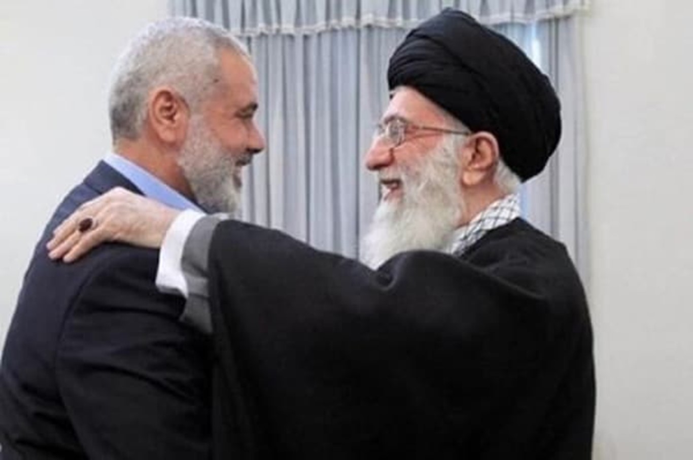 Irański najwyższy przywódca Ali Chamenei obejmuje szefa biura politycznego Hamasu Ismaila Haniję w Teheranie (źródło: strona internetowa Chameneiego, 24 maja 2021)