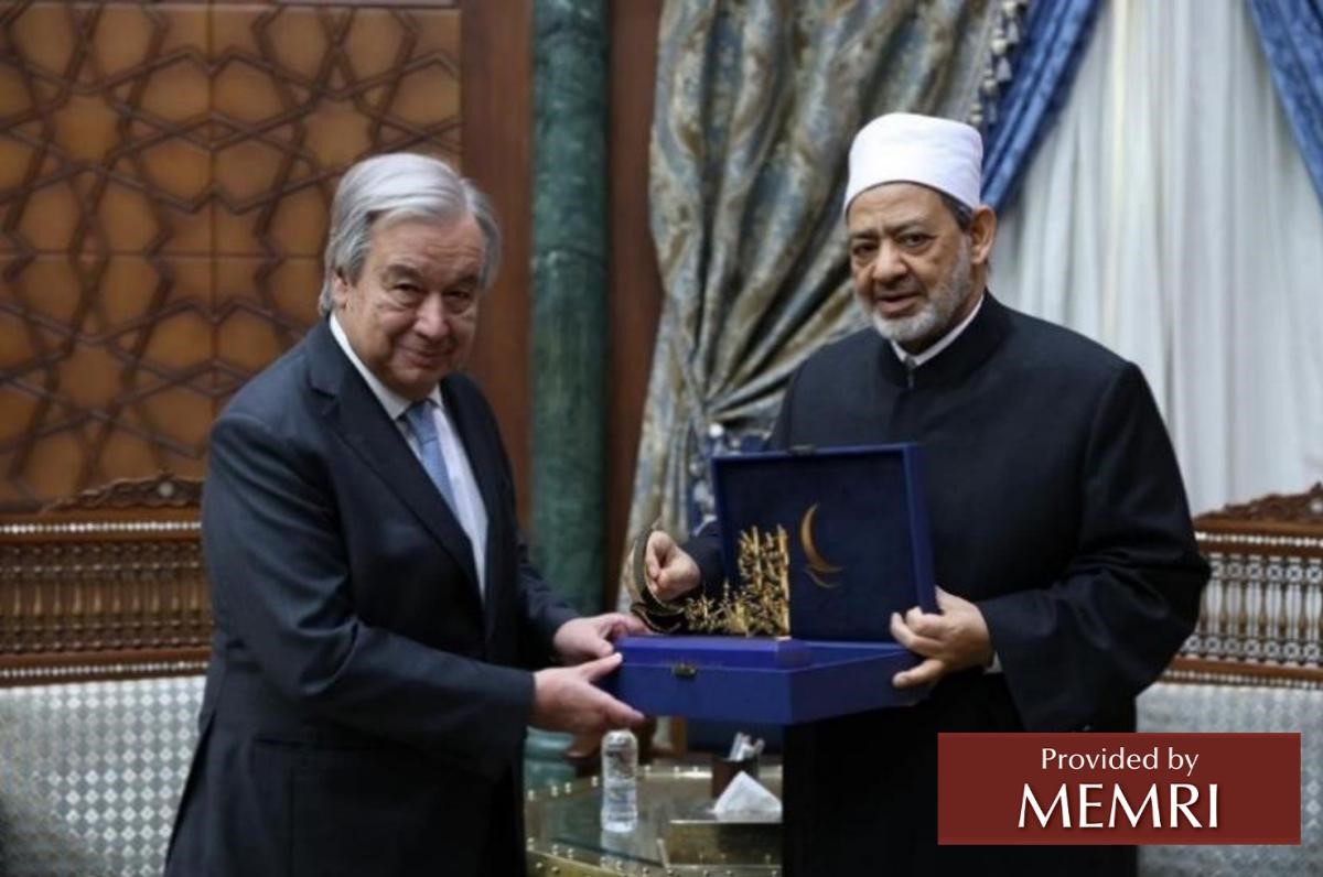 Al-Tajjeb przyznaje Guterresowi Tarczę Muzułmańskiej Rady Starszych (Zdjęcie: Facebook.com/OfficialAzharEg, 24 marca 2024 r.)
