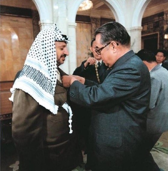  Przywódca OWP Jaser Arafat z założycielem Korei Północnej Kim Ir Senem (Źródło: X) 