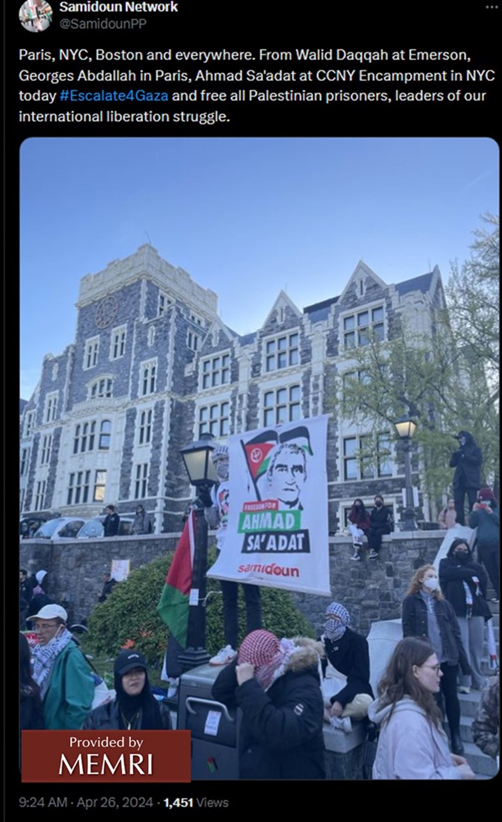 Post Samidoun na X pokazujący plakat Samidoun na proteście studenckim w City College New York.