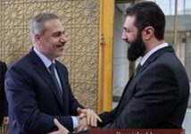 Doniesienia medialne: Turcja zamierza utworzyć nowe bazy wojskowe w Syrii Przywódca HTS Ahmed Al-Szaraa (dawniej Abu Muhammad Al-Dżoulani) wita w Syrii ministra spraw zagranicznych Turcji Hakana Fidana (zdjęcie: Shafaq.com, 22 grudnia 2024 r.).