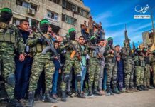 Gazeta Autonomii Palestyńskiej szydzi z uzbrojonych bojówkarzy Hamasu w Gazie: przez cały czas wojny chowali się wśród cywilów i spowodowali śmierć wielu, niemniej teraz paradują w mundurach Uzbrojeni bojownicy Hamasu w Strefie Gazy podczas przekazania trzech izraelskich zakładniczek 19 stycznia 2025 r. (T.me/ShehabTelegram, 19 stycznia 2025 r.)