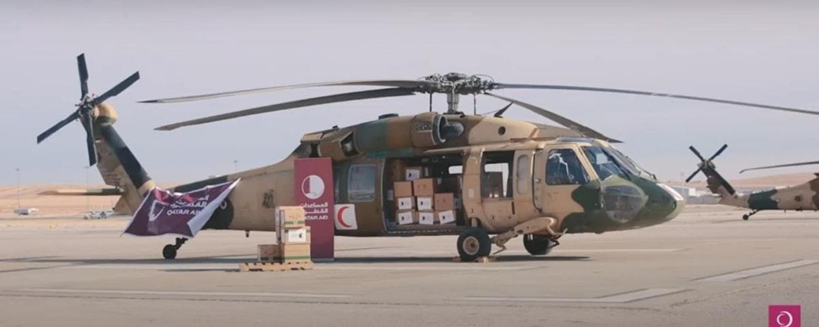 Śmigłowce Black Hawk wyładowane materiałami „Qatar Aid” dla Strefy Gazy, w bazie Abdullaha II w Jordanii.