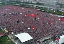 “Terror” Erdoğana Uczestnicy wielkiego wiecu w Maltepe 29 marca protestują przeciwko aresztowaniu czołowego działacza opozycji Ekrema Imamoğlu.