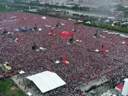 “Terror” Erdoğana Uczestnicy wielkiego wiecu w Maltepe 29 marca protestują przeciwko aresztowaniu czołowego działacza opozycji Ekrema Imamoğlu.