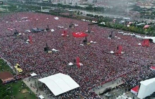 “Terror” Erdoğana Uczestnicy wielkiego wiecu w Maltepe 29 marca protestują przeciwko aresztowaniu czołowego działacza opozycji Ekrema Imamoğlu.